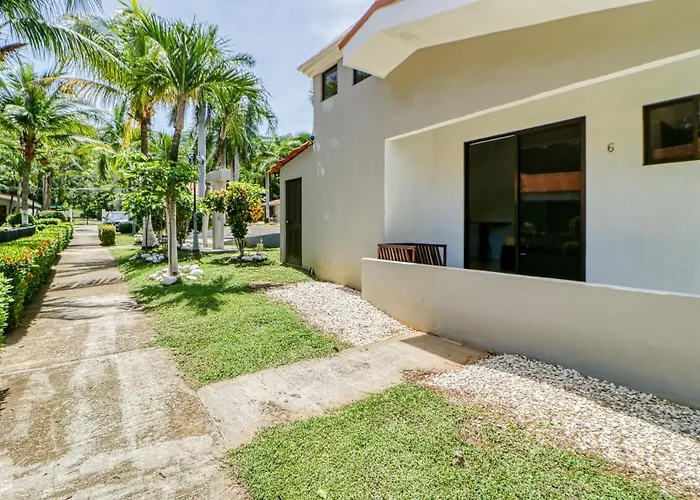 Studio W/ Resort-Style Pool, Walk To Beach!