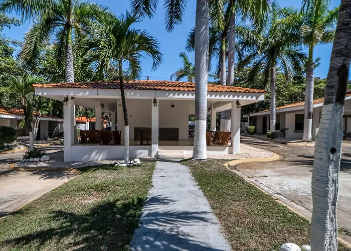 Studio W/ Resort-Style Pool, Walk To Beach! *